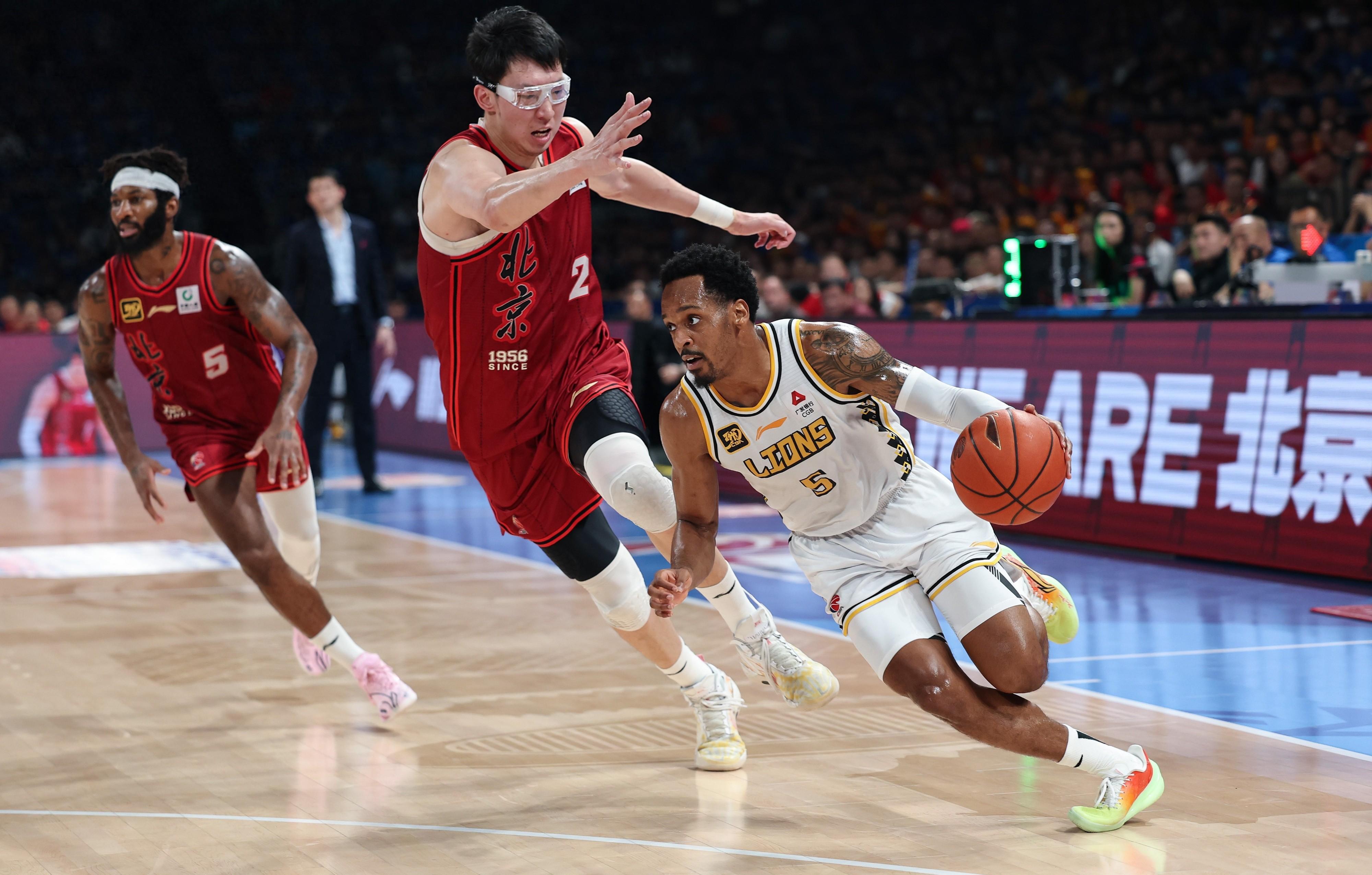 ewc登录入口 -浙江队训练开放日，关键时刻扳平良机引欢呼，英超在即，资深球员宣示担当 